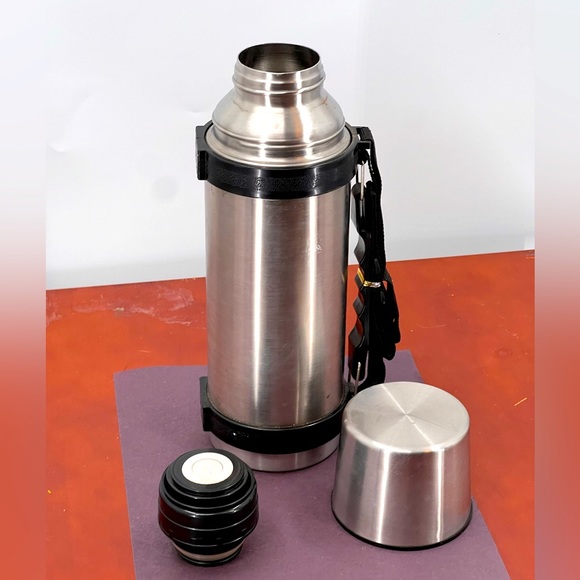 Hot/Cold Vacuum Insulated
Thermos Retractable Handle with
Strap 3 piece app 10x3 - Picture 2 of 8